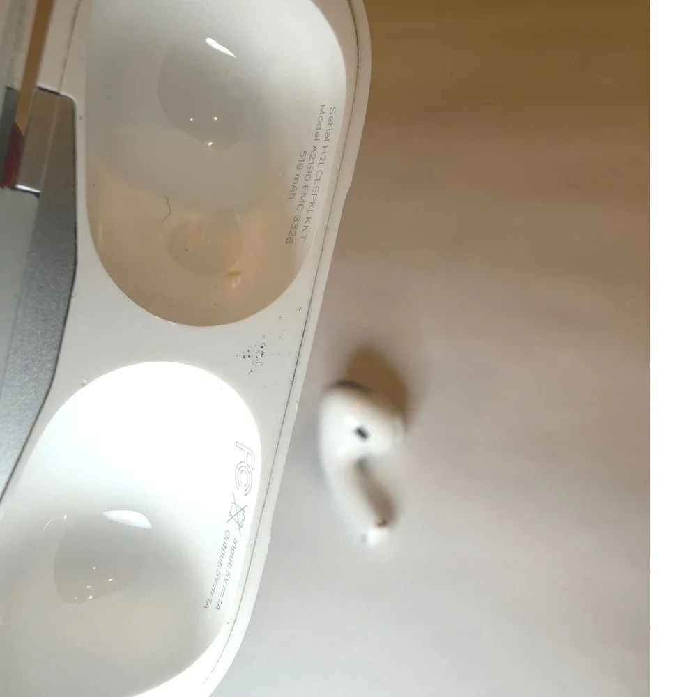 Apple AirPods Pro 1st Gen Wireless Earbuds & MagSafe Charging Case A2190 White